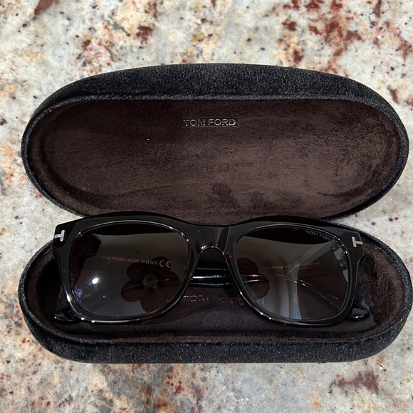Like New! Tom Ford Lauren Sunglasses in Dark Havana. (6468992941) - Picture 8 of 9